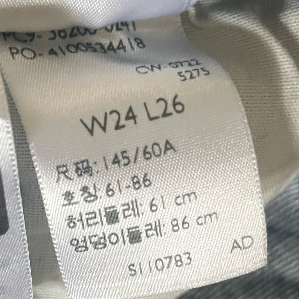 Woman’s Levi’s straight, mid rise, holy, Width:24 length:26 - Picture 5 of 5